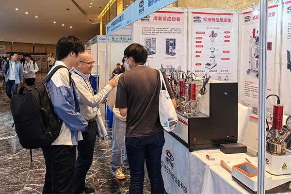 霍桐儀器平行反應(yīng)釜吸引了一波又一波與會(huì)者